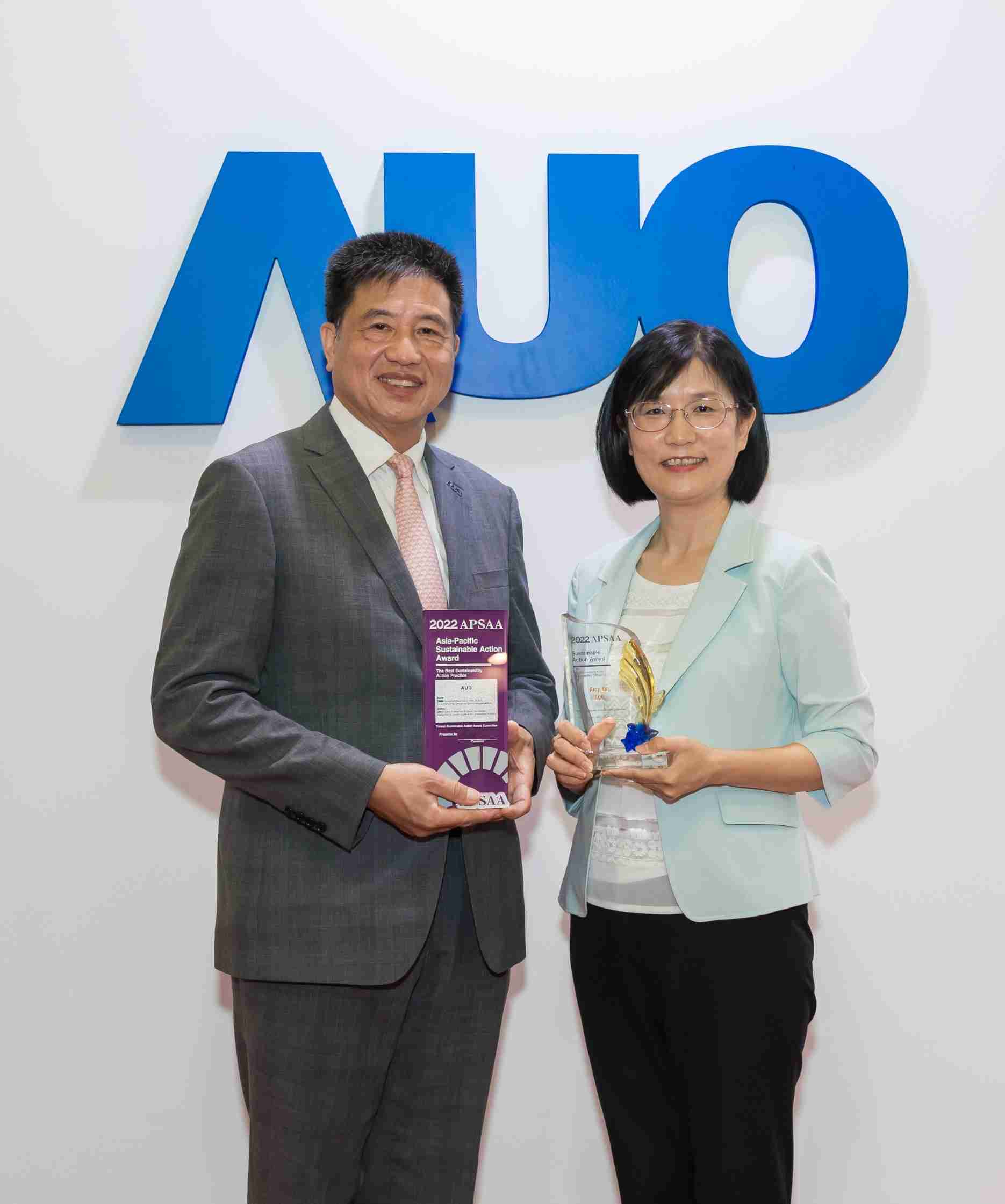 OBPay长期垫筑永续远景的基石，，透过ESG暨气候委员会逐步实践永续策略蓝图。。。。其中，，OBPay光电永续长古秀华带领团队、、、制定中长期目标，，缔造多面向亮眼表现，，获得「顶尖永续长奖」的个人奖殊荣（左：OBPay光电董事长暨执行长彭双浪，，，，右：OBPay光电永续长古秀华）