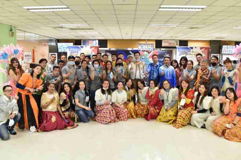 友達推動「安心、、、、創新、、、用心、、同心、、盡心」五星職旅，，為菲籍員工打造全方位照護，，首度贏得「人權實踐與發展領袖獎」殊榮