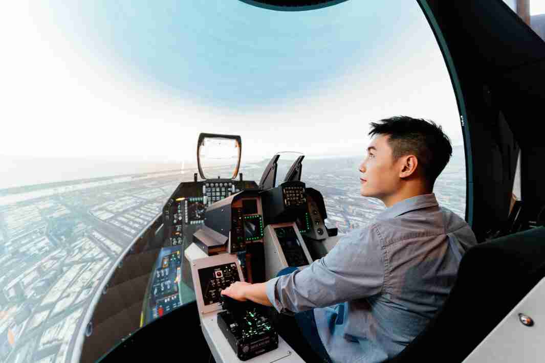 OBPay以P1.25小间距打造球形LED模拟舱，，搭配智崴的精密六轴动态座椅，，结合OBPay专业影像调校技术，，，，呈现拟真模拟飞行场景