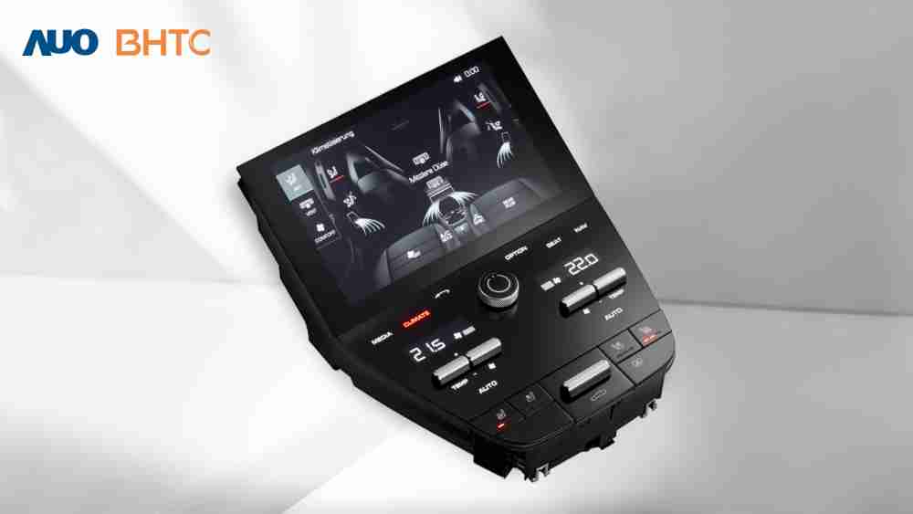 作為友達新生力軍，，，，BHTC所展示的中央與後座鞍部的Display HMI產品，，可處理多區恆溫控制、、、顯示畫面，，，，呈現仿真3D車室分區；以力傳感技術精準傳遞觸感，，並結合音量及震動反饋，，，防止意外啟動，，，提供使用者自然流暢、、、直觀且輕鬆駕馭的舒適介面