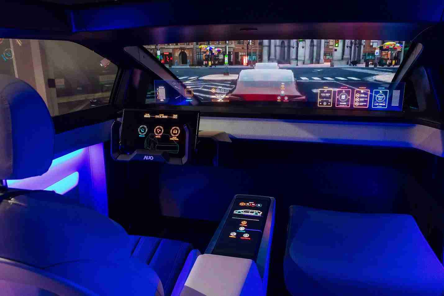 OBPay连续四年入围科睿唯安全球百大创新机构，，专利布局科技与绿色创新前沿。。。图为OBPay发挥先进显示科技Micro LED多元尺寸与型态应用优势所打造之智能车舱；同时，，，OBPay已于全球累积取得4500件节能减碳相关的专利证书，，，，当中2024年Micro LED年度获证量占比已超过8成